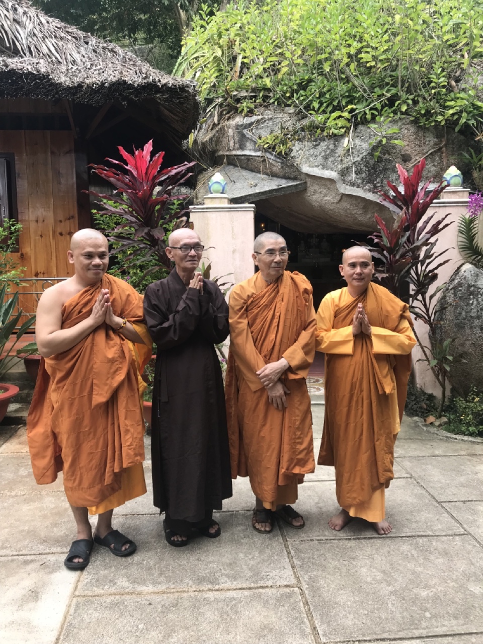 Cố Hòa Thượng và chư tôn đức trong chuyến hành hương Hang Tổ